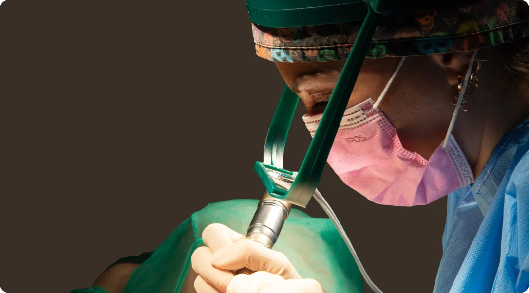 Foto při operaci transplantace vlasů