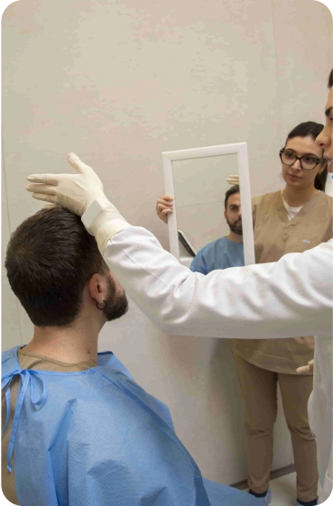 Foto obnovy ustupující linie vlasů