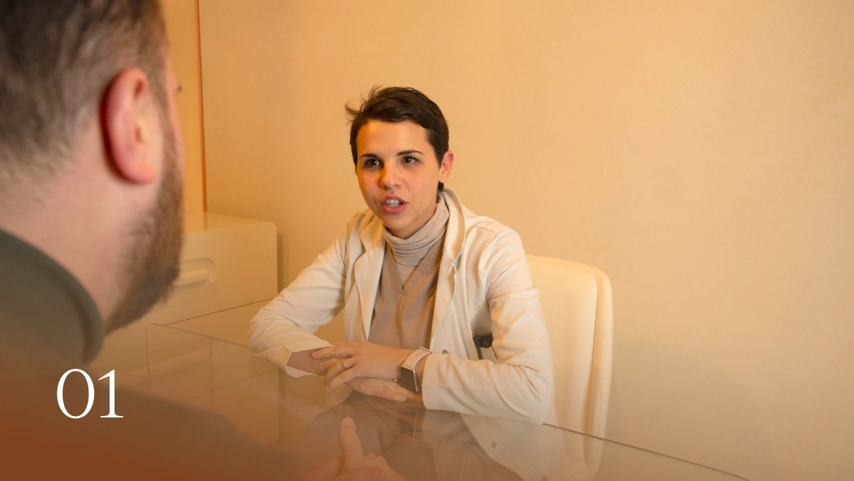 Žena v bílém plášti mluví s klientem v kanceláři